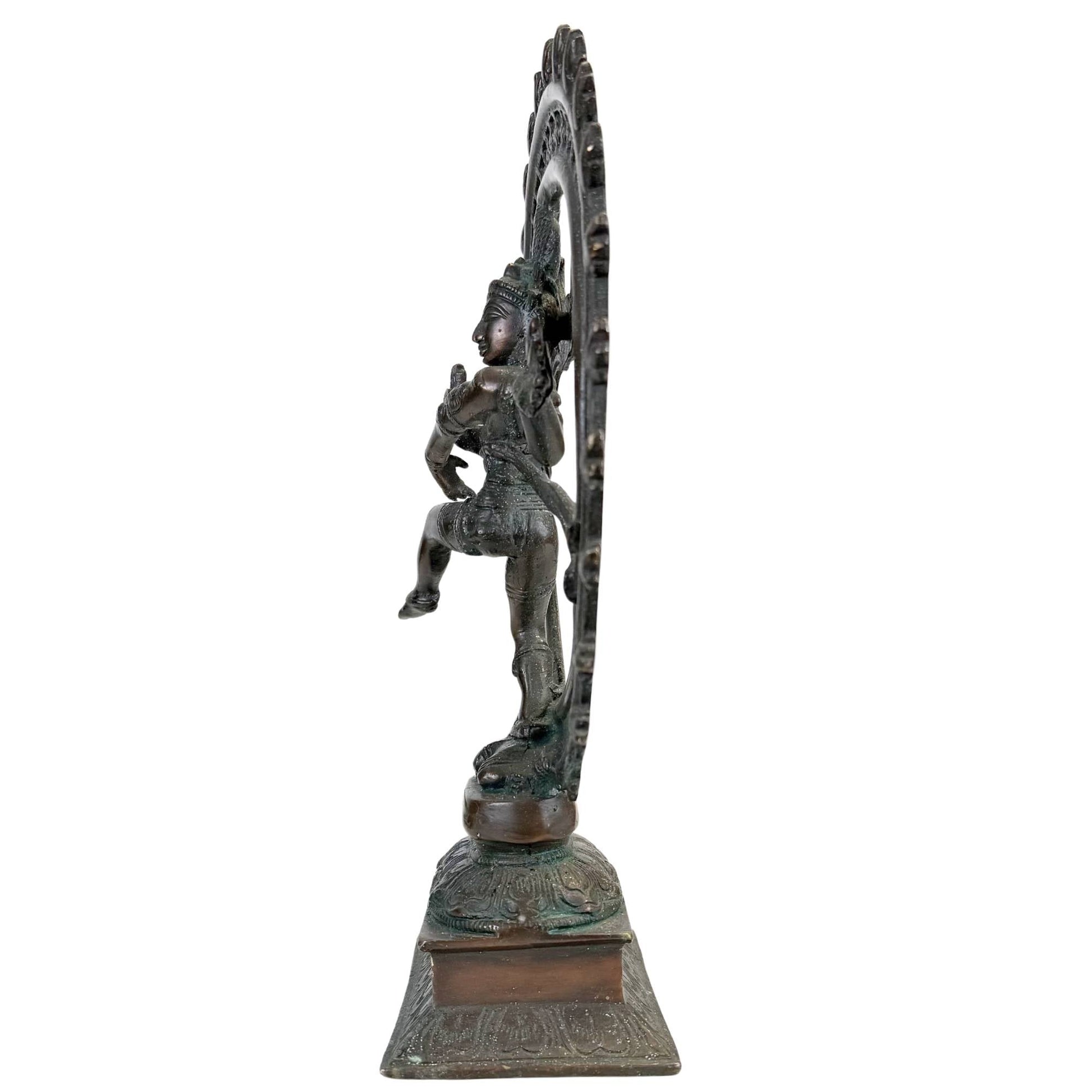 Nataraja tempelbeeld van brons met fijn gegraveerde details, expressief gezicht en traditionele Zuid-Indiase stijl