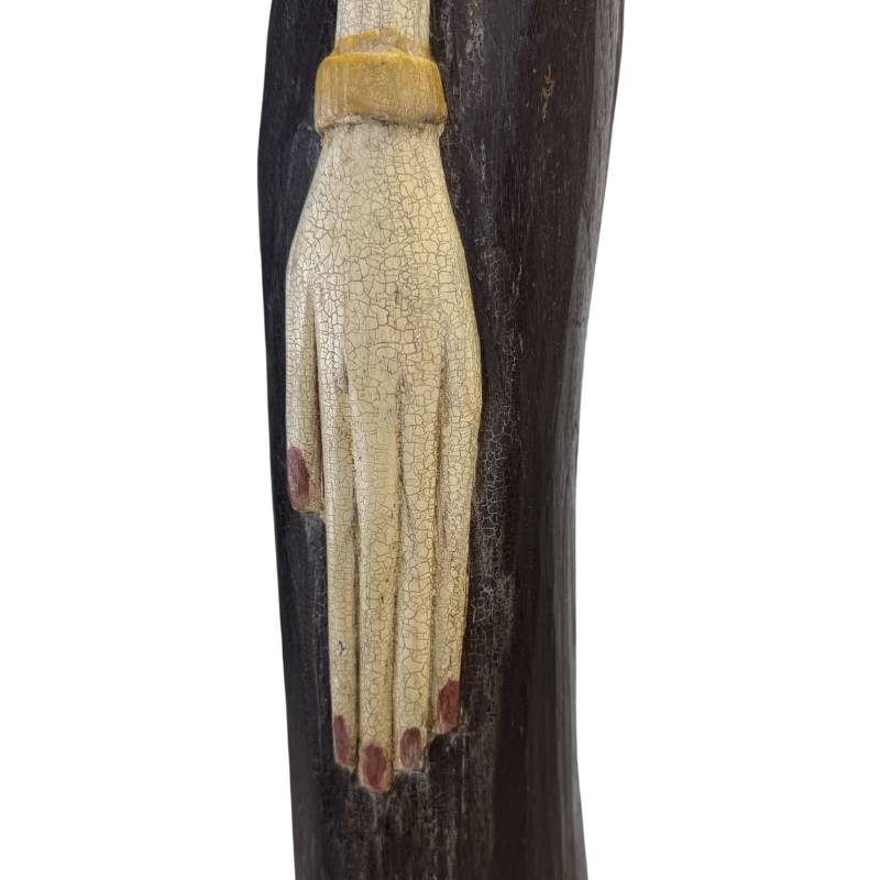 Natuurlijke craquelé in de afwerking van het antieke Indonesische hout.
