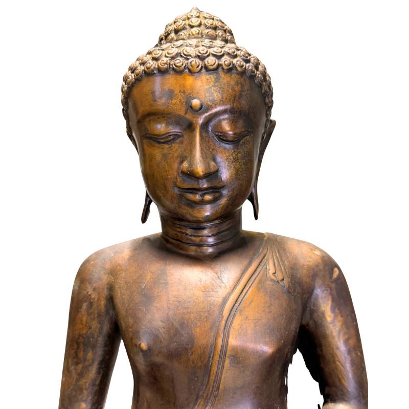 Diepe, natuurlijk opgebouwde donkere patina op een antiek Javaans verzamelobject.