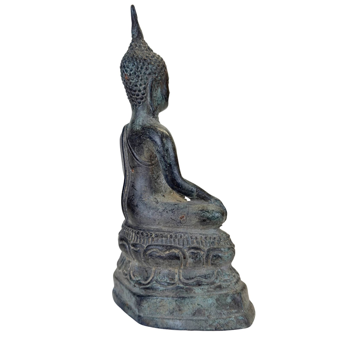 Natuurlijke malchitische patina en groene oxidatie op antiek tempelbrons.