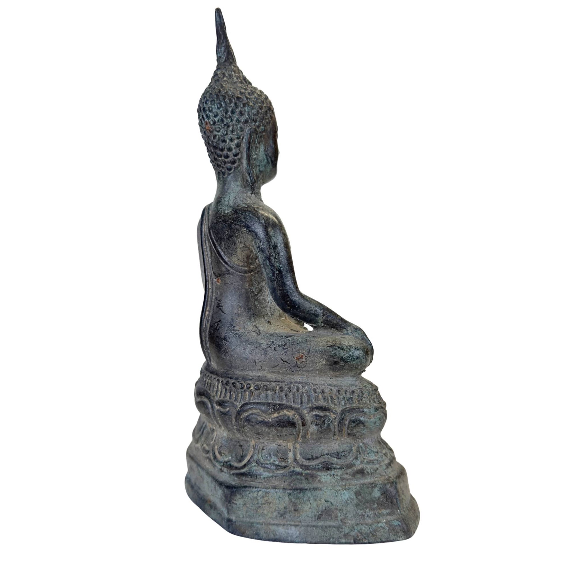 Natuurlijke malchitische patina en groene oxidatie op antiek tempelbrons.