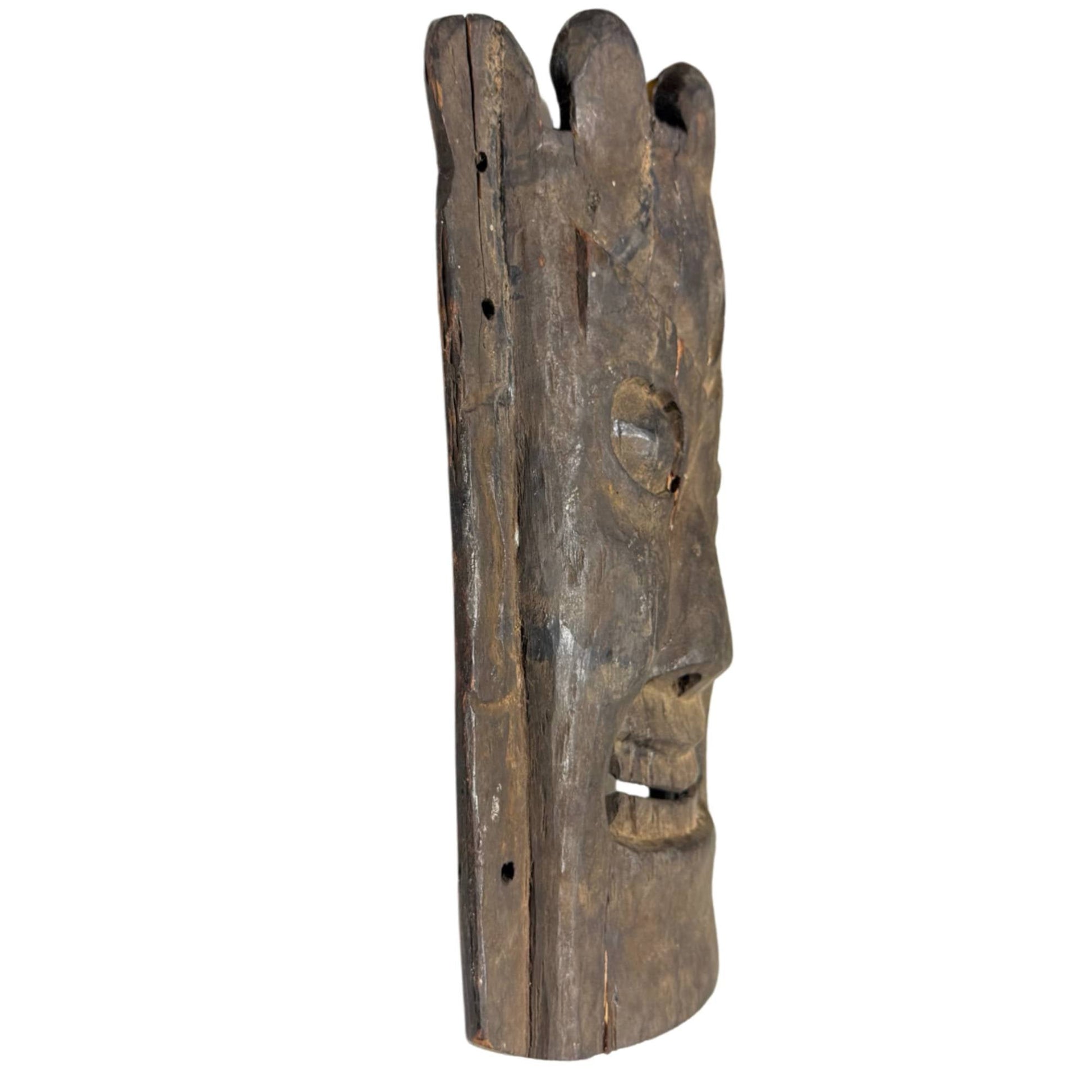 Nepalees ritueel masker van hout, antiek spiritueel object met verweerde oppervlakte en diepe ouderdomspatina