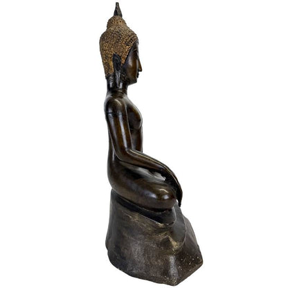 Full side view of the Northern Sukhothai–Lan Na bronze Buddha showing its elongated torso, seated profile and original polygonal pedestal