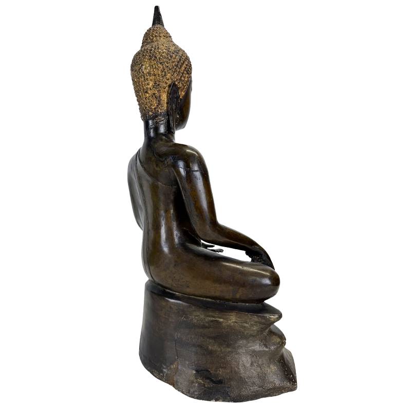 Rear three-quarter view of the Northern Sukhothai–Lan Na bronze Buddha showing the incised robe lines, slender back and polygonal pedestal