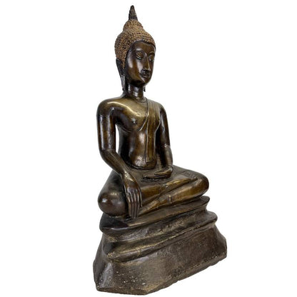Three-quarter view of the Northern Sukhothai–Lan Na bronze Buddha showing the aquiline nose, downcast inlaid eyes and bhumisparsha mudra
