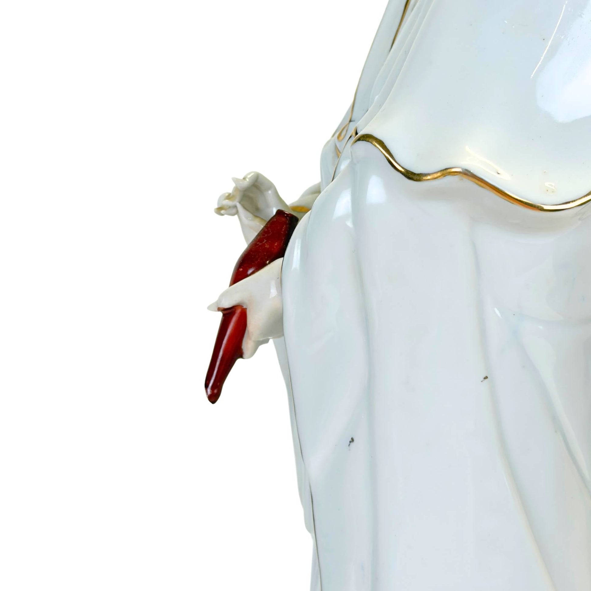 De onderzijde van het 3 kg zware Guan Yin beeld tonend het onbewerkte porselein.