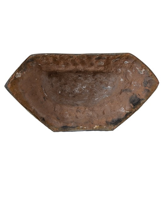 Binnenzijde van het bronzen beeld met zichtbare originele minerale gietkern.