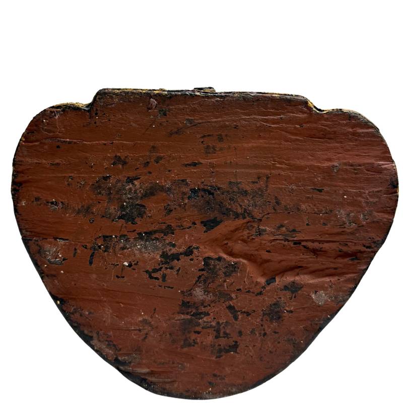 On-gerestaureerde onderzijde met matte cinaber-rode vermiljoen lak en handmatige werktuigsporen van een antiek houten Boeddhabeeld.
