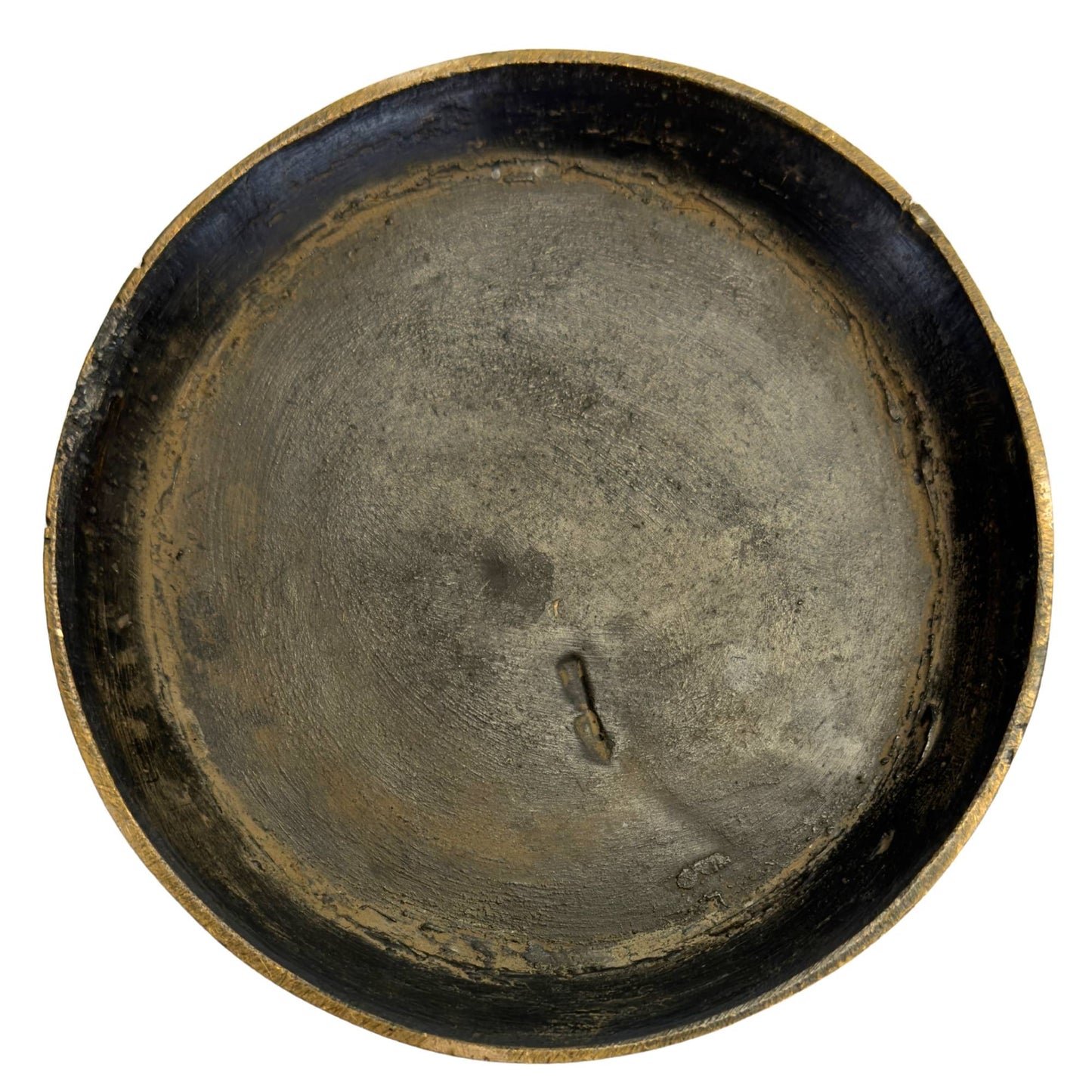 Onderzijde van Japanse bronzen champlevé vaas met oude donkere binnenafwerking, patina en sporen van traditioneel gebruik