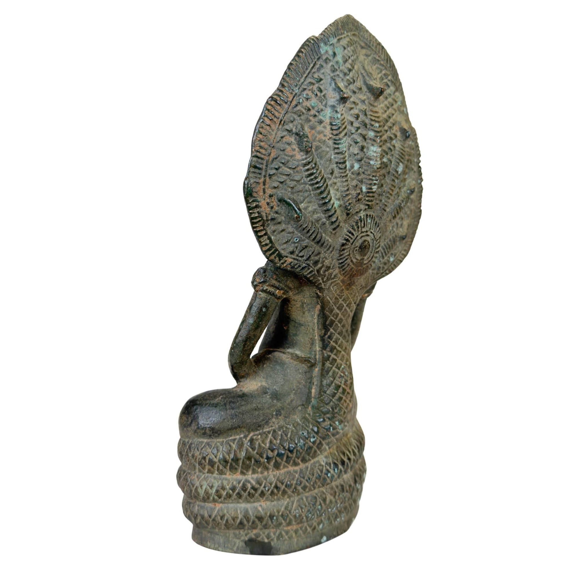 Holle basis van het massieve bronzen beeld met minerale afzettingen.