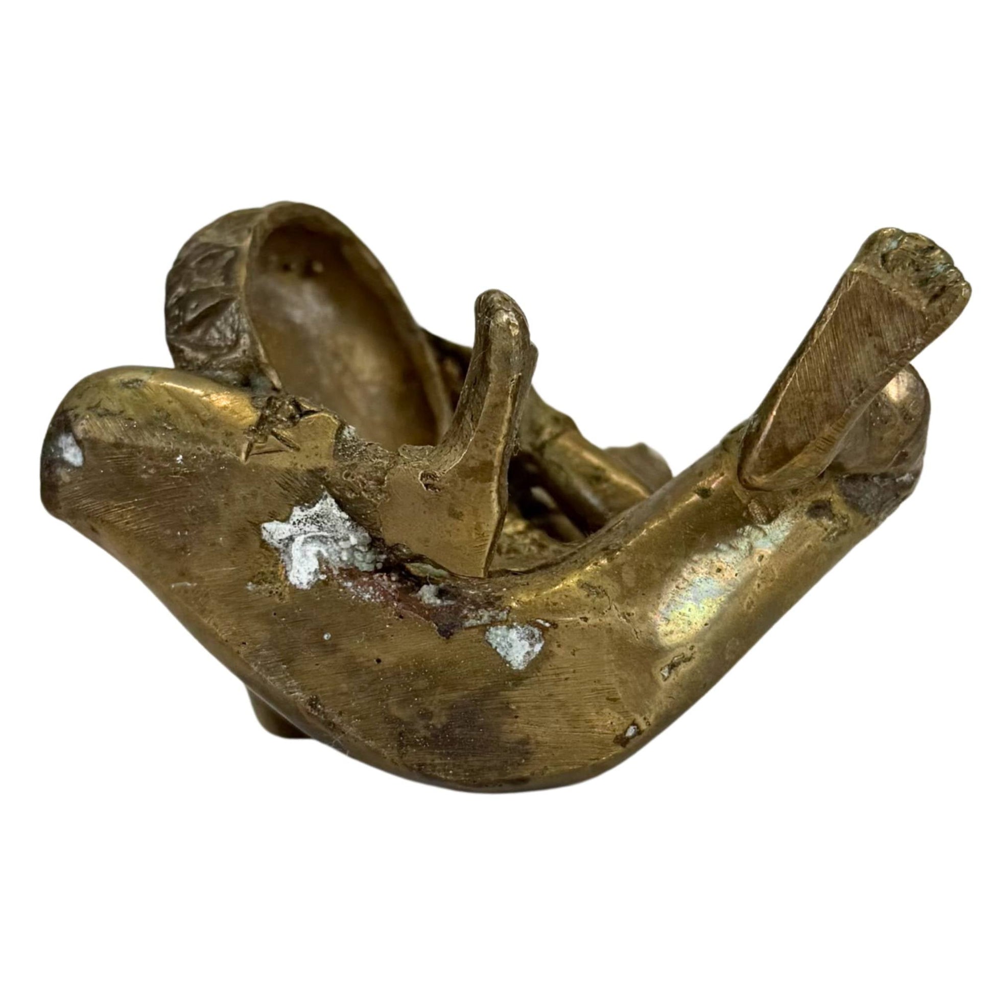 Onderzijde van oude Thaise bronzen figuur met handmatige afwerking
