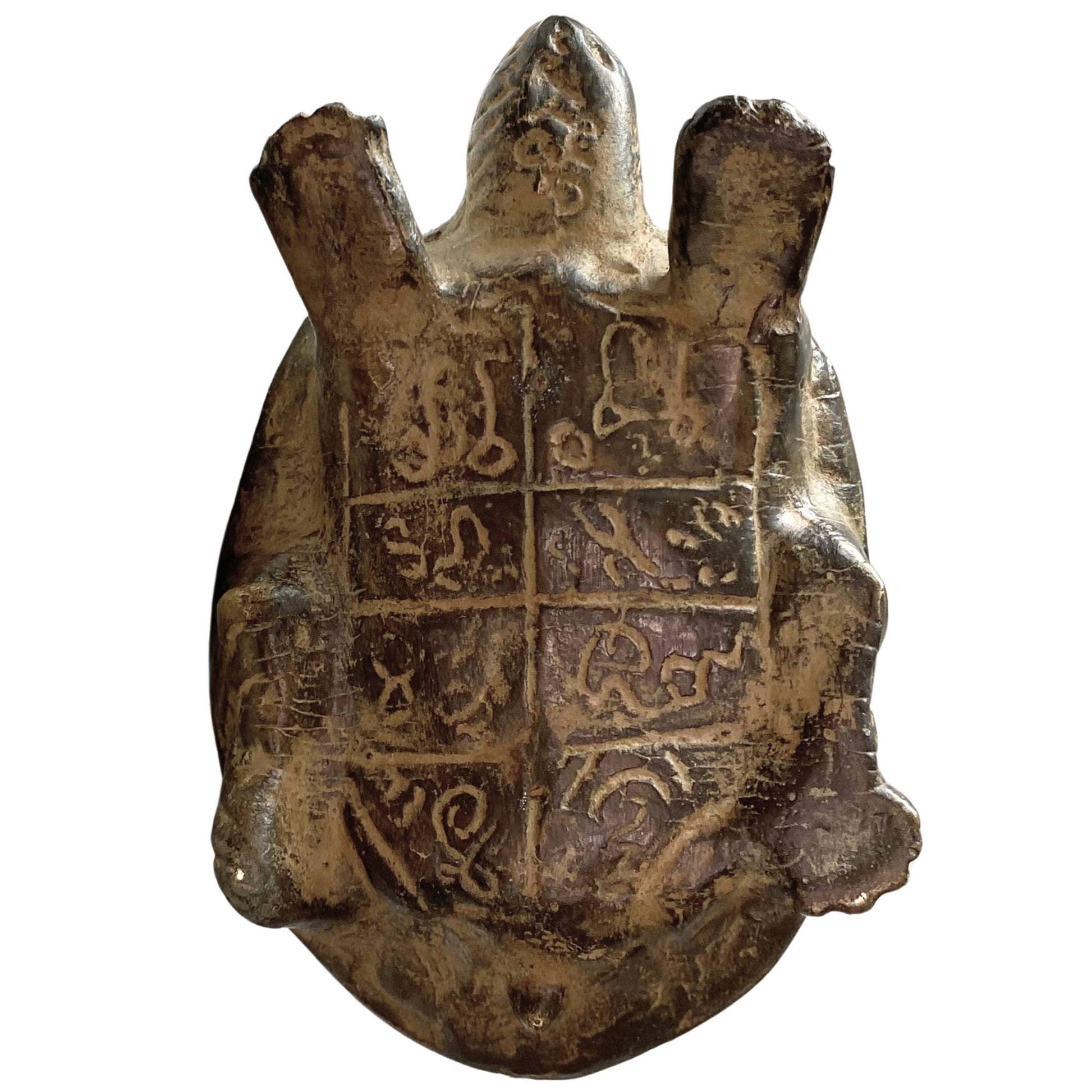 Onderzijde van antiek bronzen schildpad beeld met yantra raster