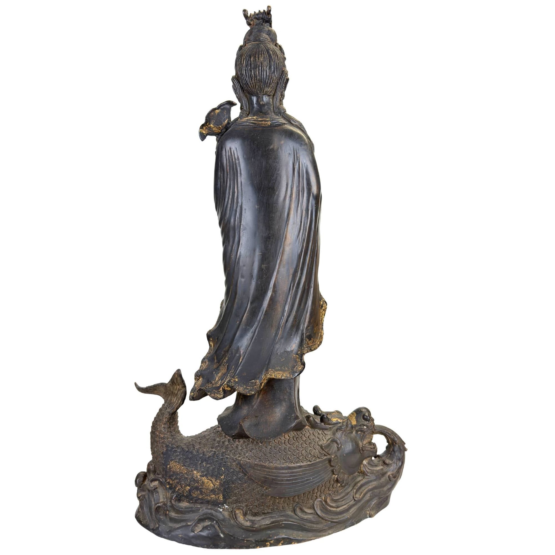 Oost-Aziatisch bronzen tempelbeeld van Guanyin op mythische waterdraak met expressieve basis