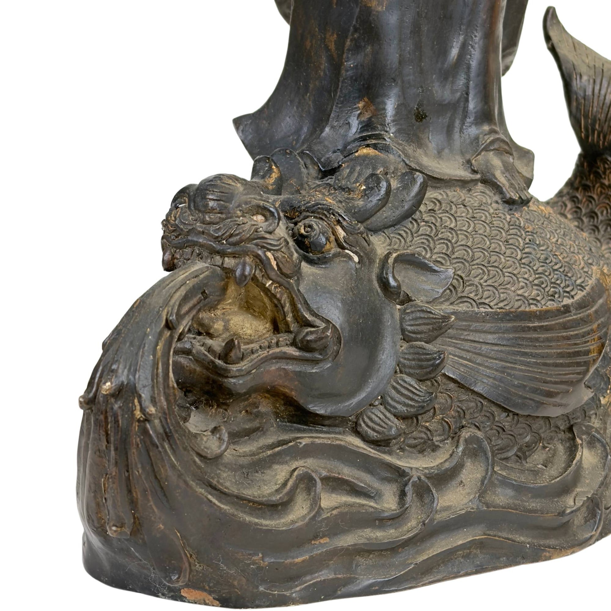 Oost-Aziatisch tempelbeeld van Guanyin op mythische waterdraak met expressieve basis