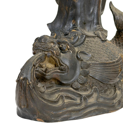 Oost-Aziatisch tempelbeeld van Guanyin op mythische waterdraak met expressieve basis