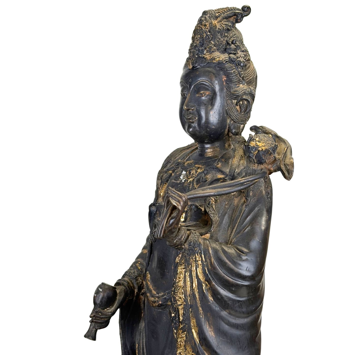 Oost-Aziatische bodhisattva sculptuur in brons met donkere patina en tempelachtige uitstraling