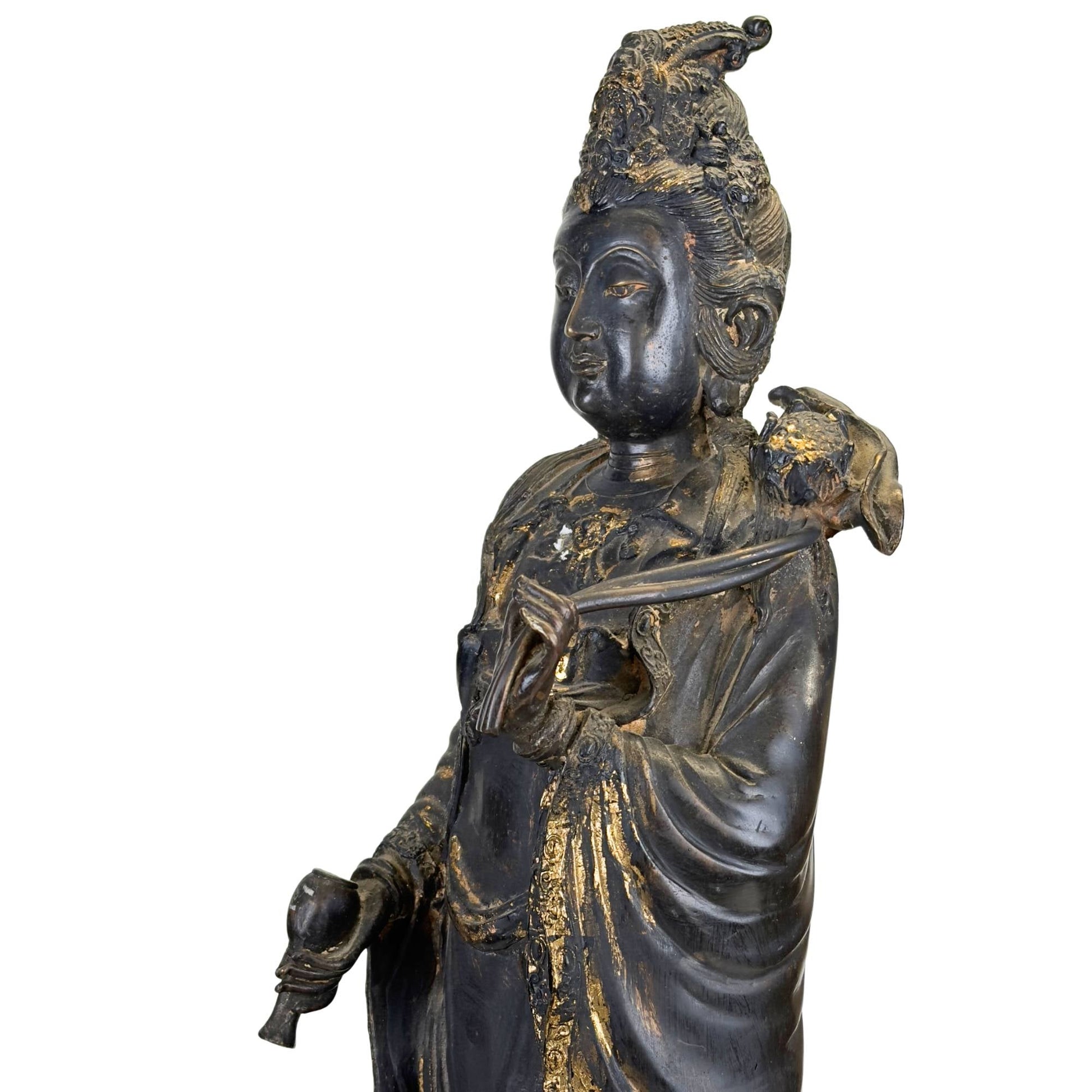 Oost-Aziatische bodhisattva sculptuur in brons met donkere patina en tempelachtige uitstraling