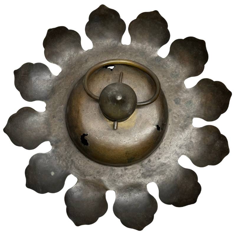 Oosterse tempellamp van brons met donkere patina, gegraveerde lotusbladeren en sierlijke hangring bovenop
