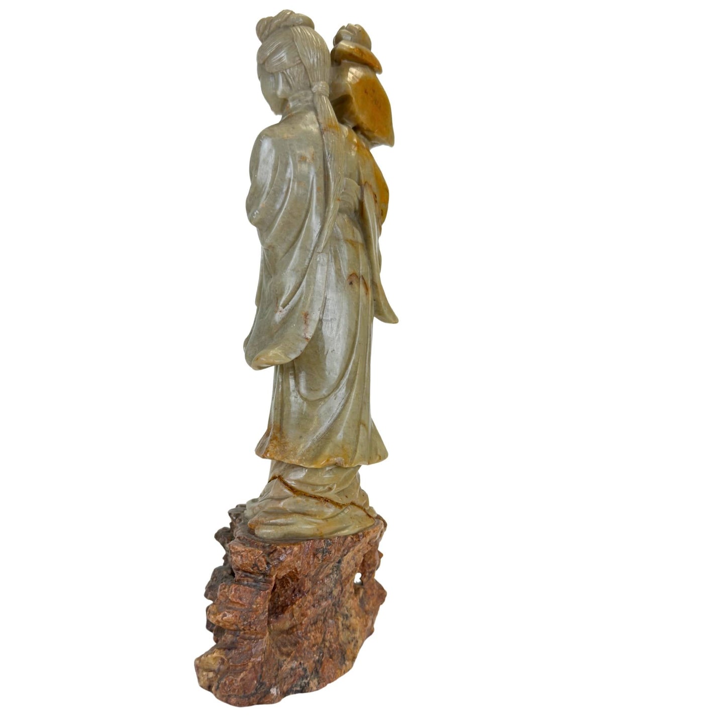 Oosters kunstobject van de godin He Xiangu in natuurlijk groen en bruin speksteen.