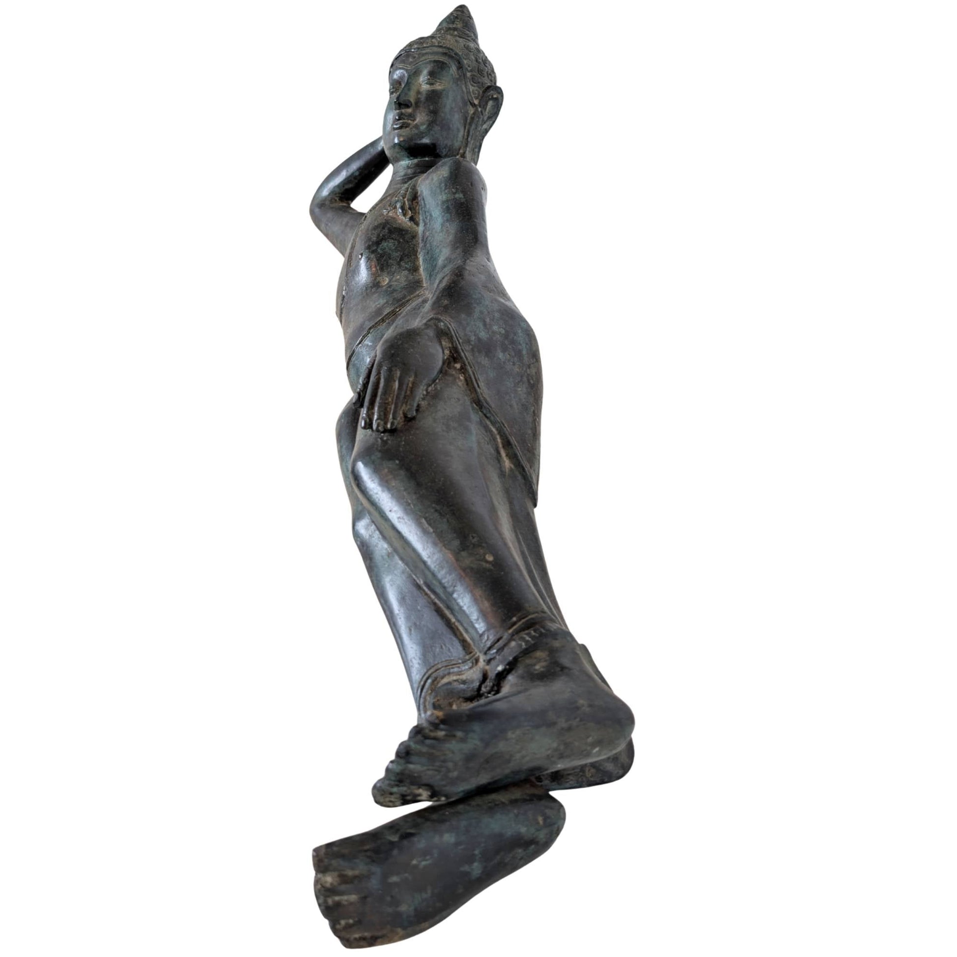 Oppervlak van een antiek bronzen Boeddhabeeld met authentieke patina en gebruikssporen