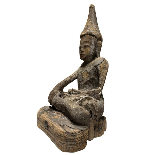 Oud houten Boeddha beeld met inventarisnummer en collectie- of exportzegel onder de basis