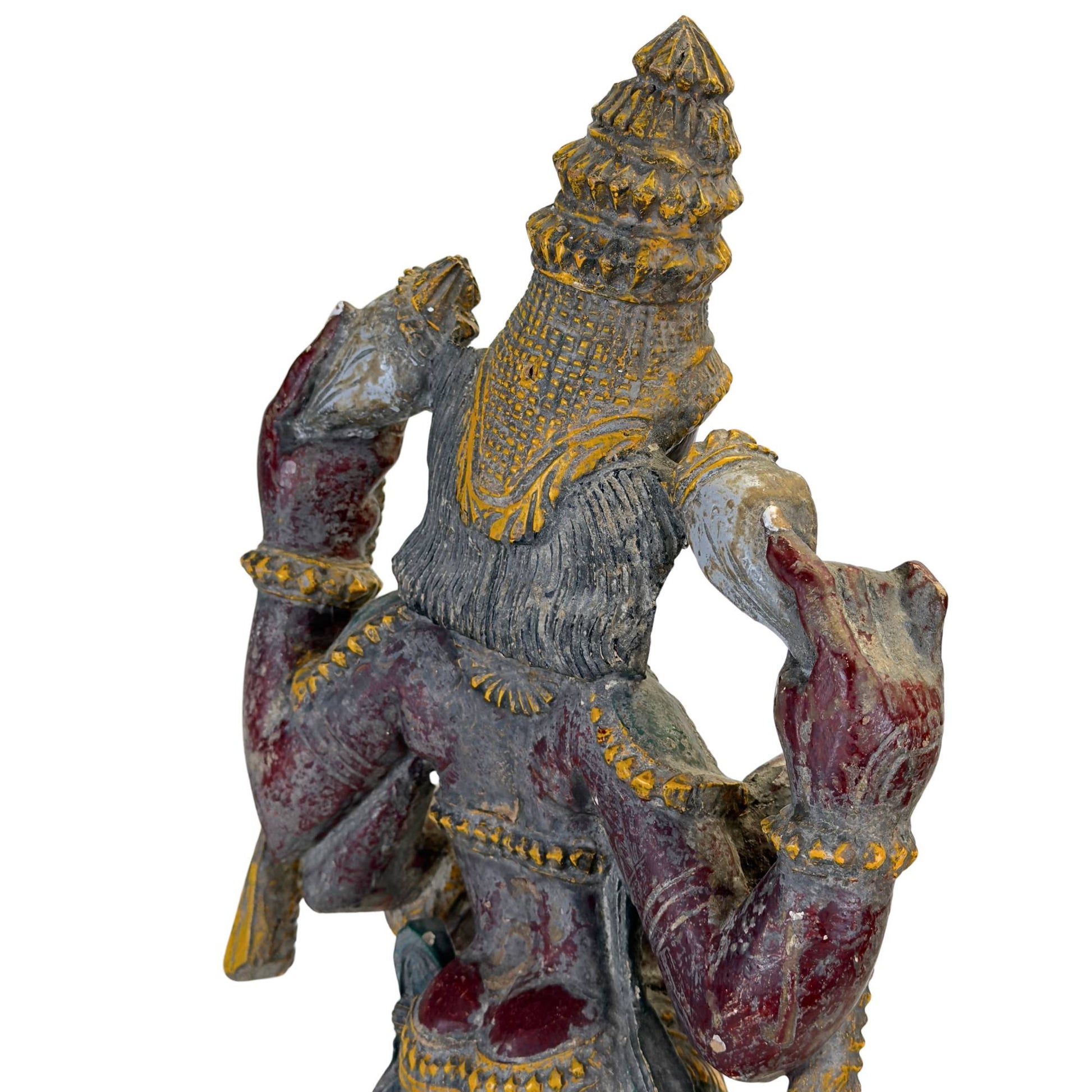 Oud Indiaas houten Vishnu beeld met polychrome beschildering