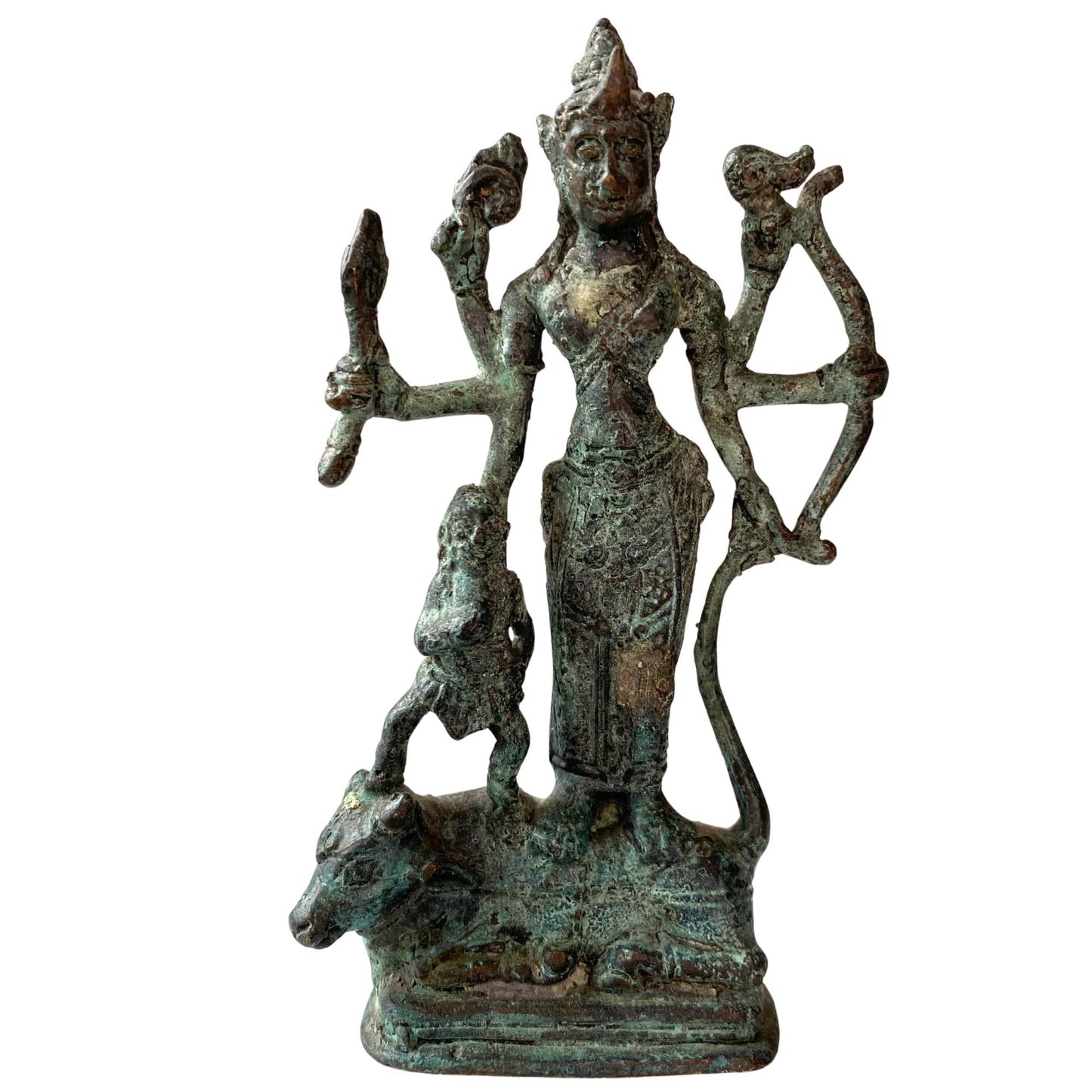 Vooraanzicht van een oud bronzen Durga beeld in archaïsche Majapahit-stijl.
