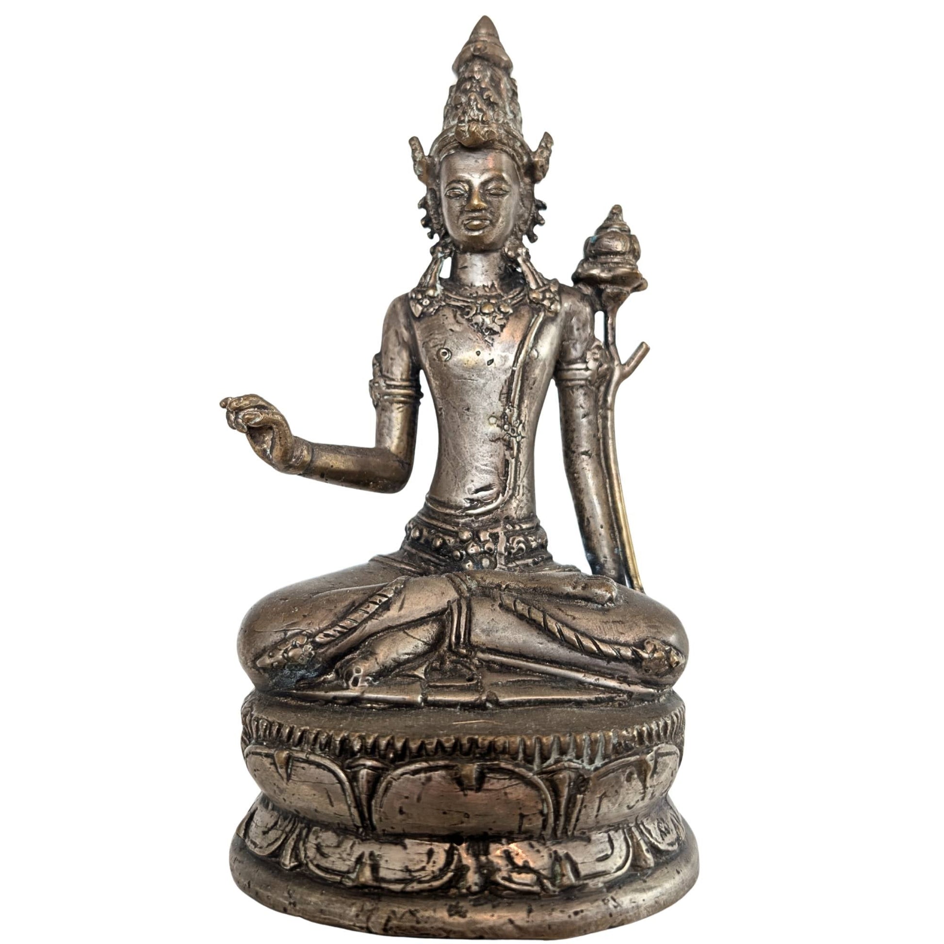 Vooraanzicht van het Javaanse bronzen beeld Padmapani op een dubbele lotustroon.