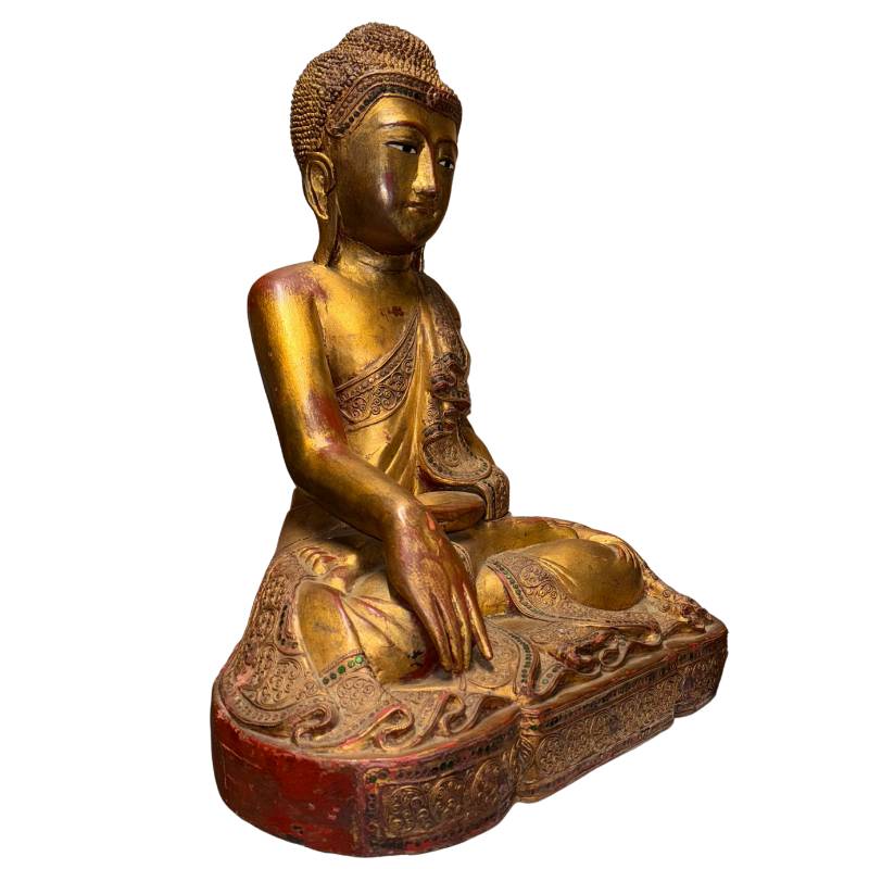 Groot verguld houten Boeddhabeeld uit Myanmar in Mandalay stijl met serene uitstraling