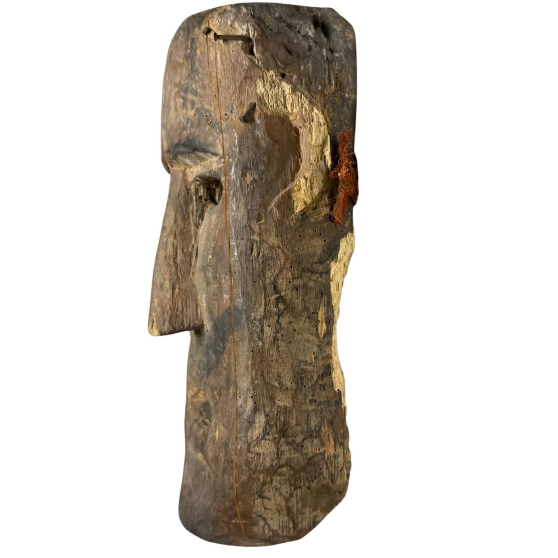 Oud ritueel masker uit de Himalaya als krachtig interieur object, handgesneden hout met verweerde donkere uitstraling