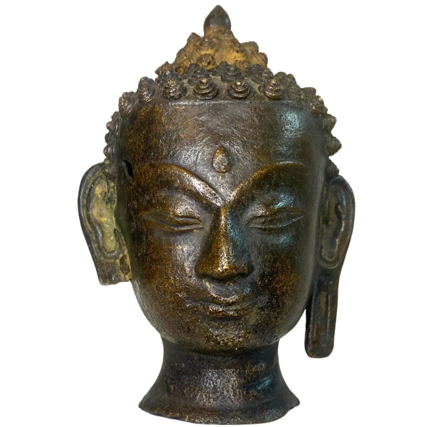 Vooraanzicht van een oud Thais bronzen Boeddhahoofd met vlamvormige ushnisha.