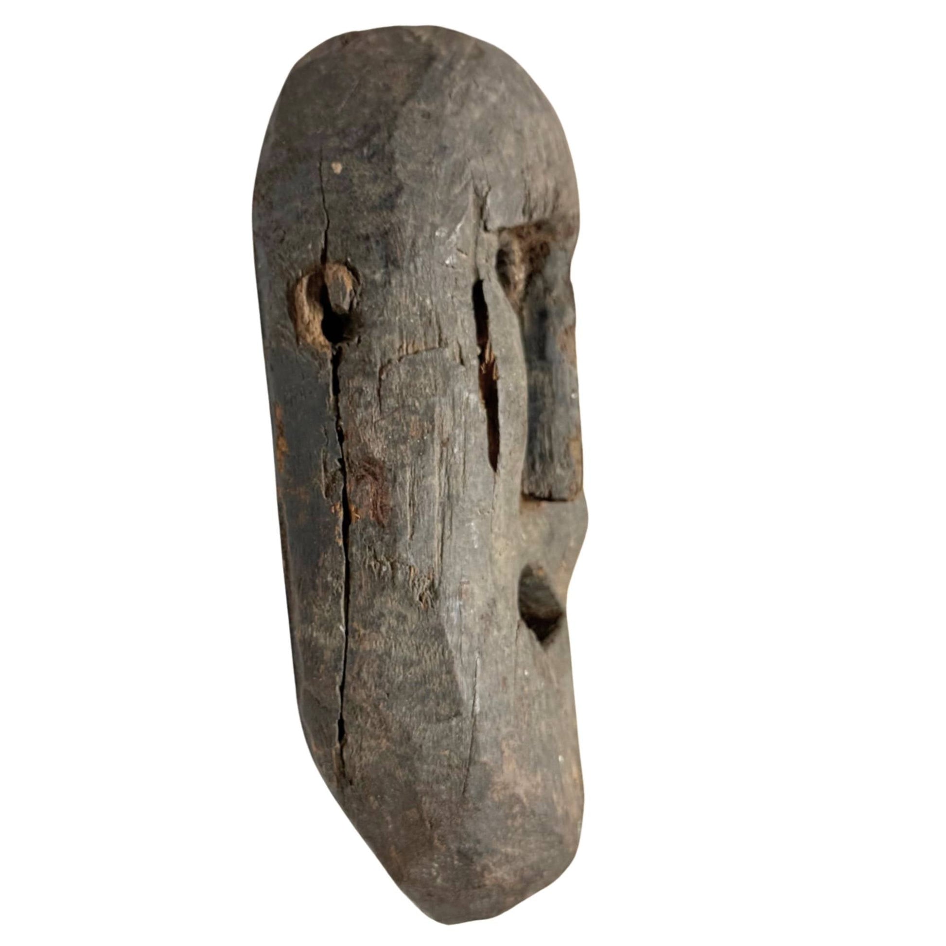 Oud tribaal sjamanenmasker van hout, authentiek handgemaakt masker met verweerde huid en krachtige expressie