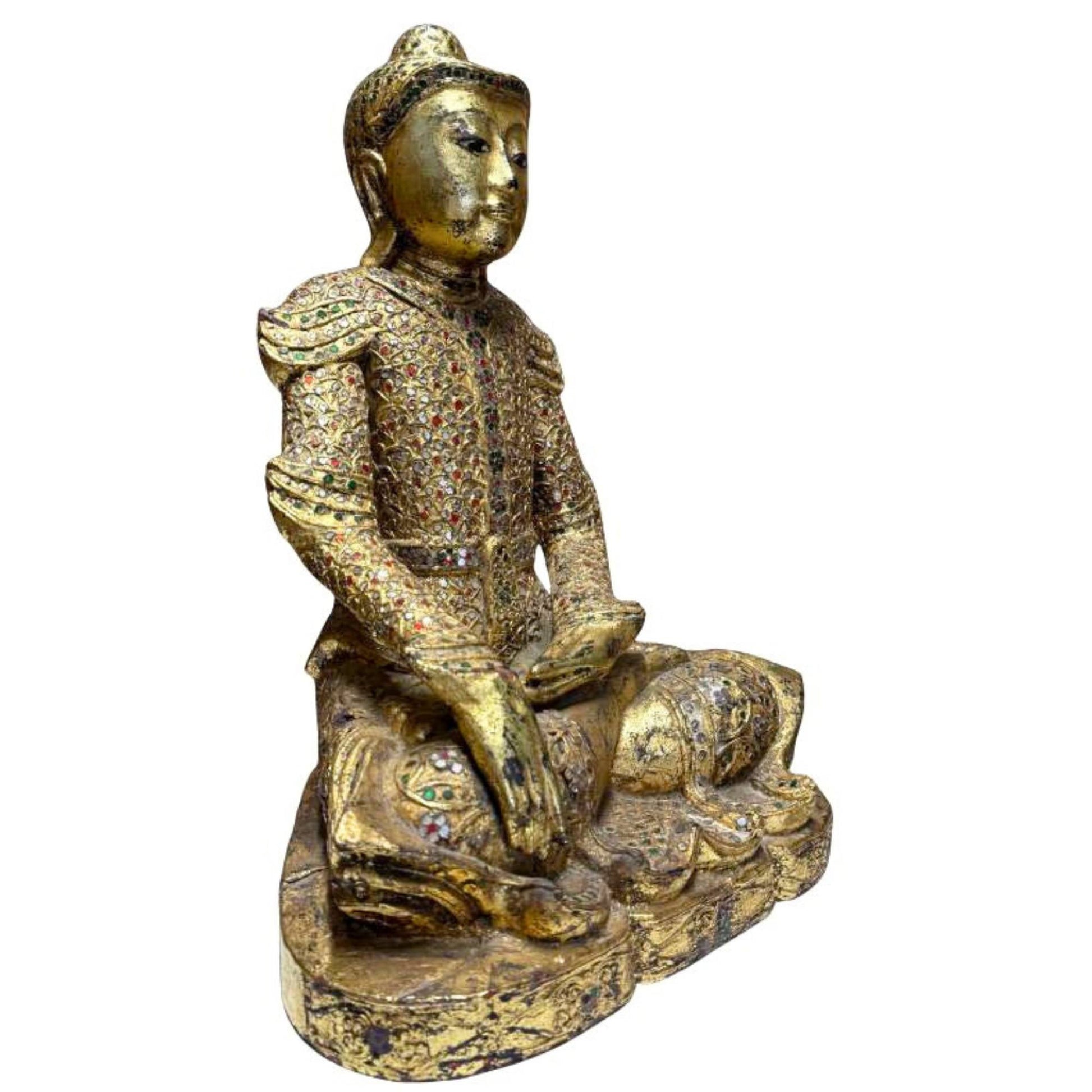 Oude Birmaanse Boeddha met goudblad, glasdecoratie en spirituele uitstraling