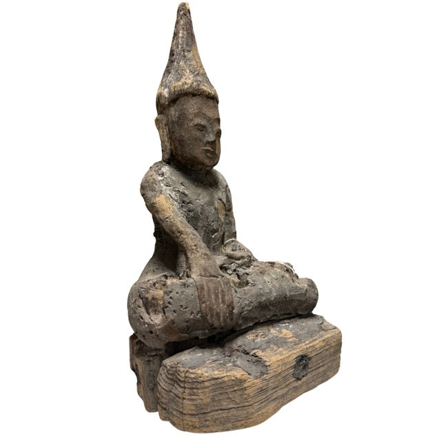 Oude Birmaanse Boeddha van hout met verweerde patina en diepe spirituele uitstraling