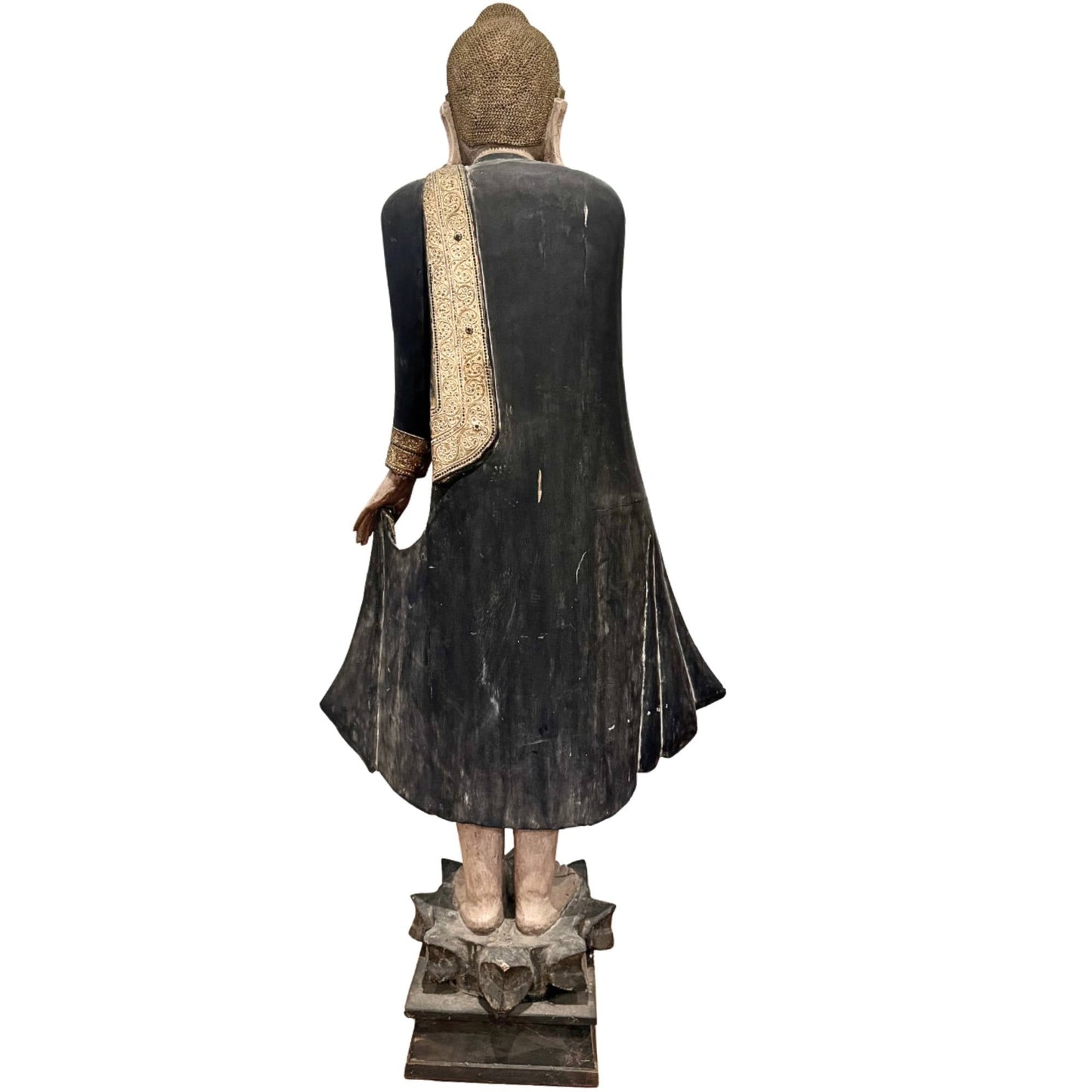 Oude Birmese Boeddha uit de tempelkunst, 19e-eeuws houten beeld met ingelegde ogen en rijk versierd gewaad