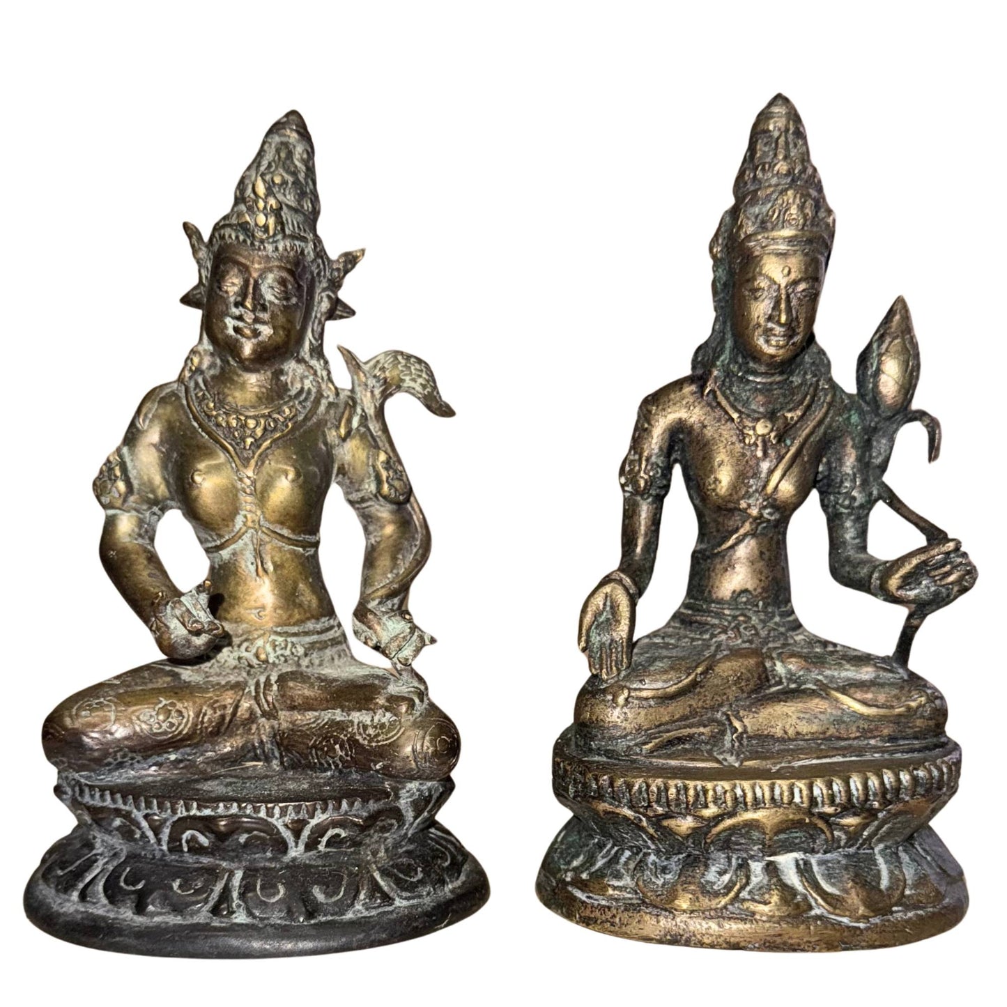 Oude bronzen Avalokiteshvara uit de Himalaya traditie met groene patina en vergulde slijtage een paar