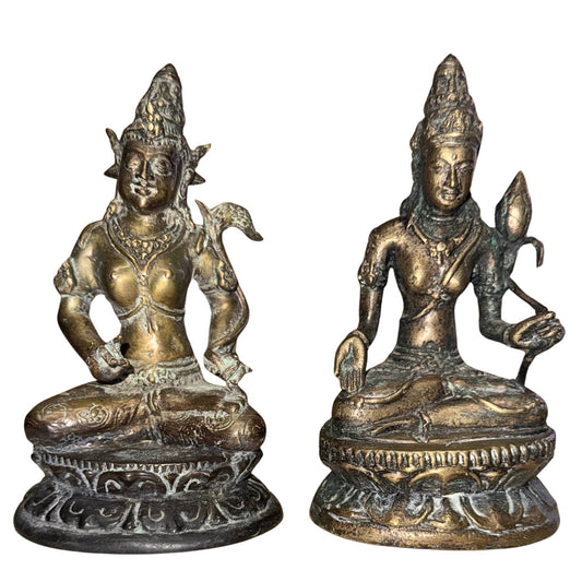 Oude bronzen Avalokiteshvara uit de Himalaya traditie met groene patina en vergulde slijtage een paar