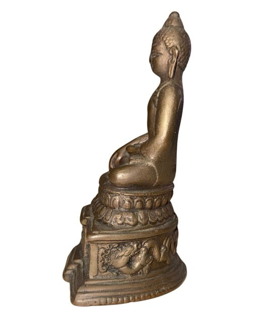 Bronzen Boeddha in aarde aanrakende houding met spirituele symboliek