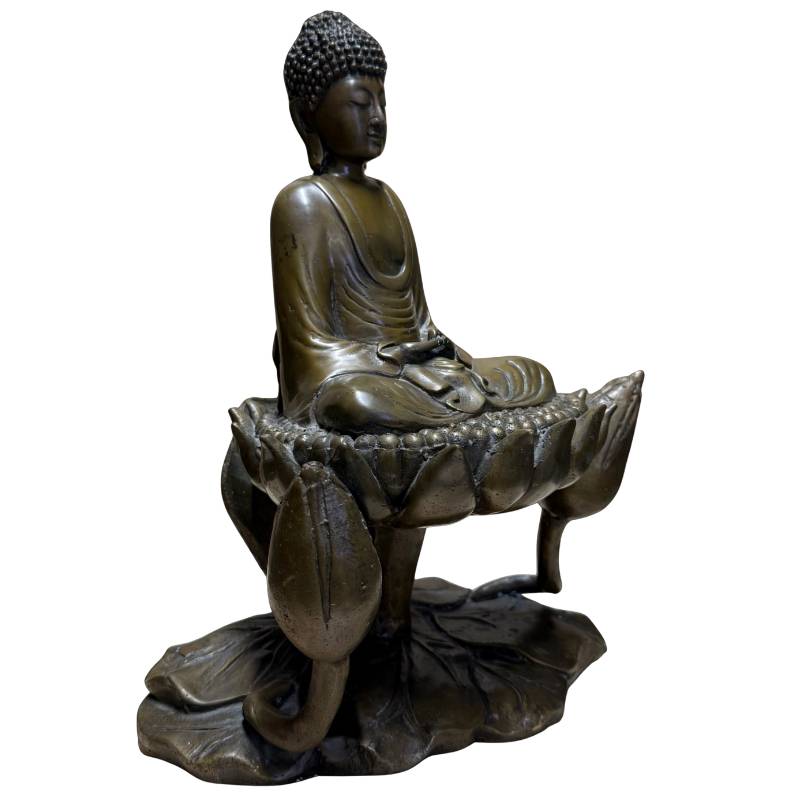 Oude bronzen Boeddha op lotuszetel met betekenis van zuiverheid en spirituele groei