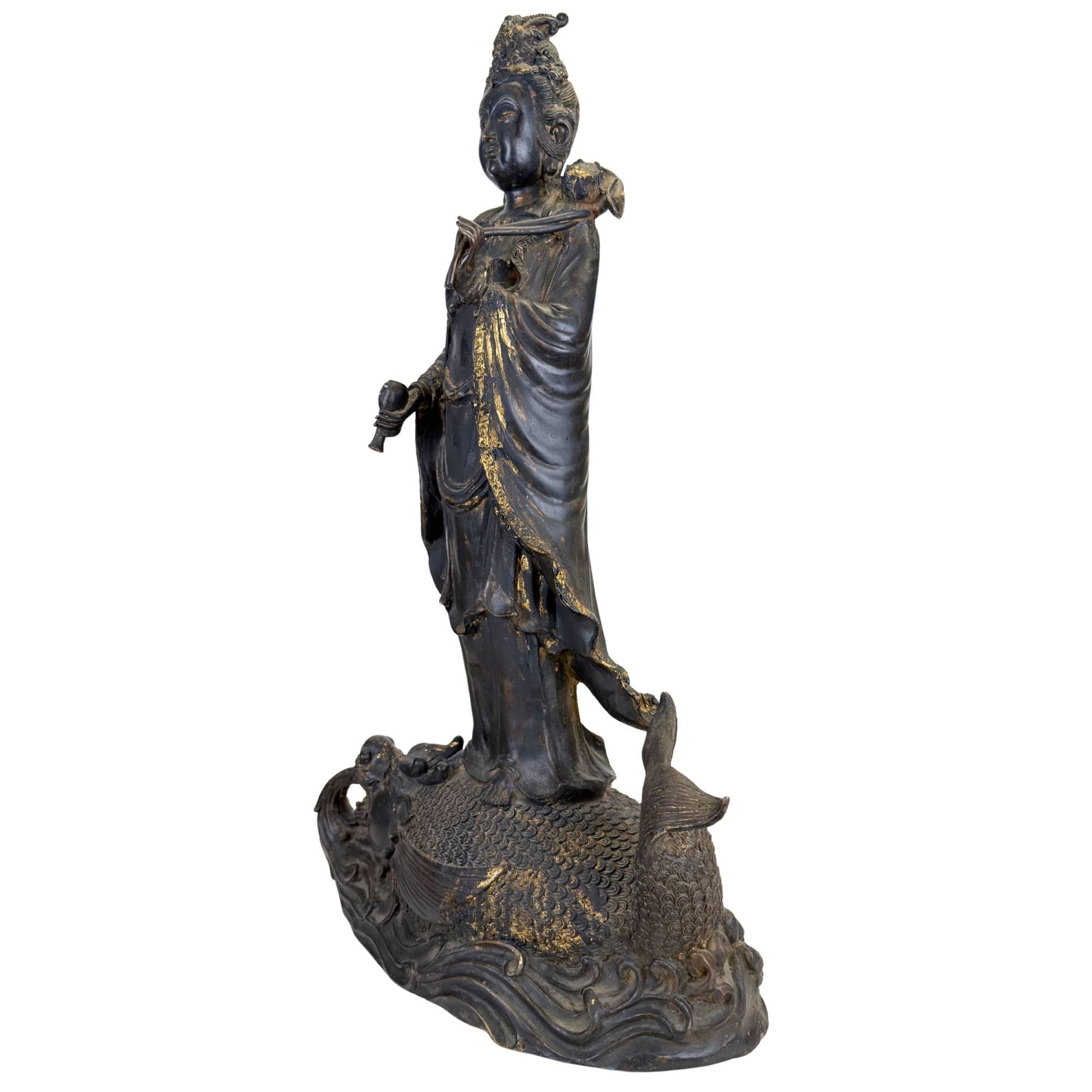 Oude bronzen Guanyin sculptuur met rijk uitgewerkte draakvis-basis en zichtbare gebruikssporen