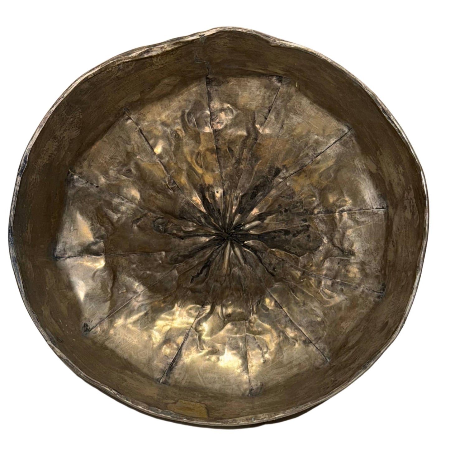 Oude Miao kroon van handgemaakt metaal, rijk gedecoreerd ceremonieel object met vismotieven en authentieke patina
