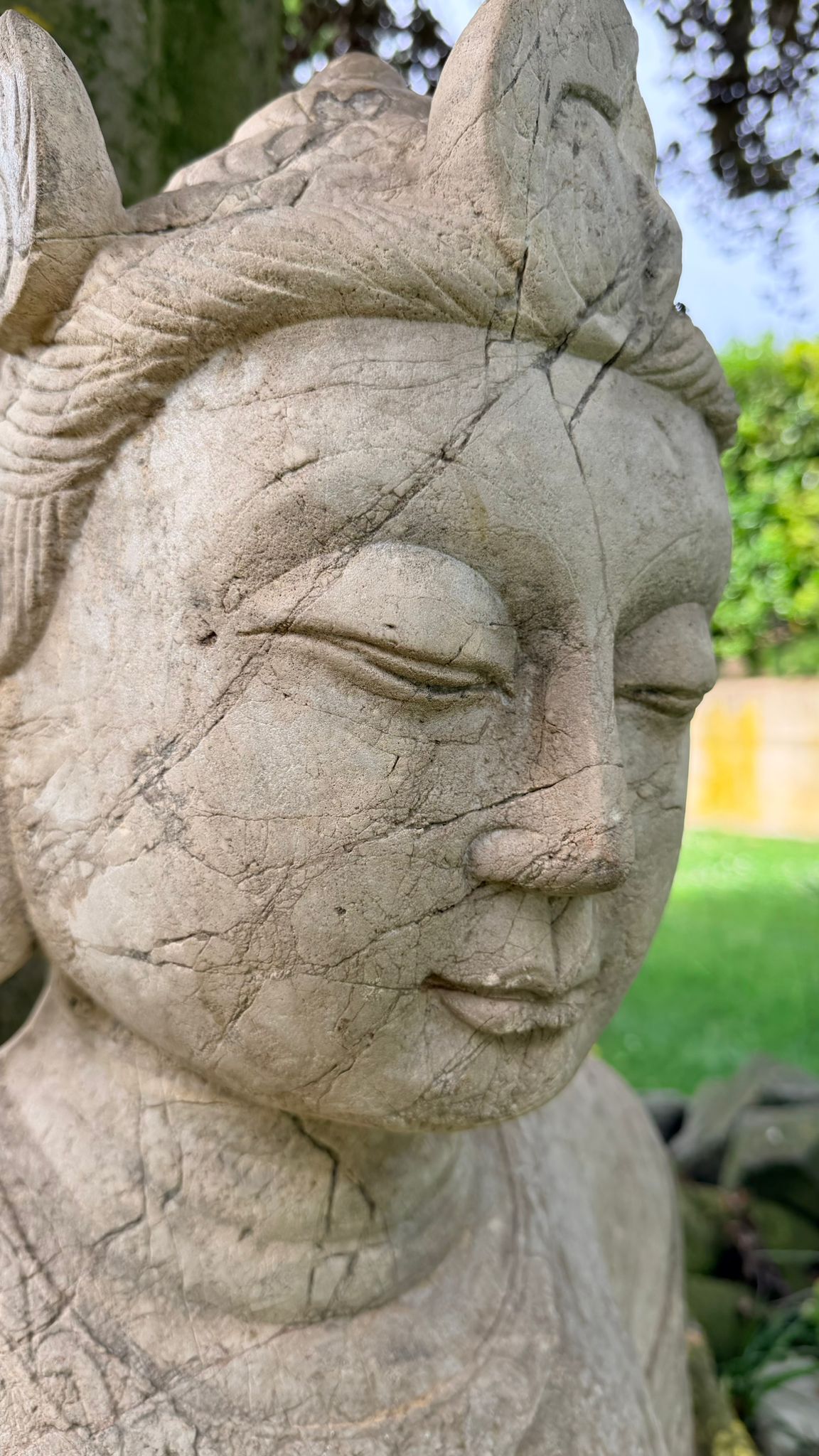Oude tempelfiguur uit Java of Bali vervaardigd uit massieve natuursteen