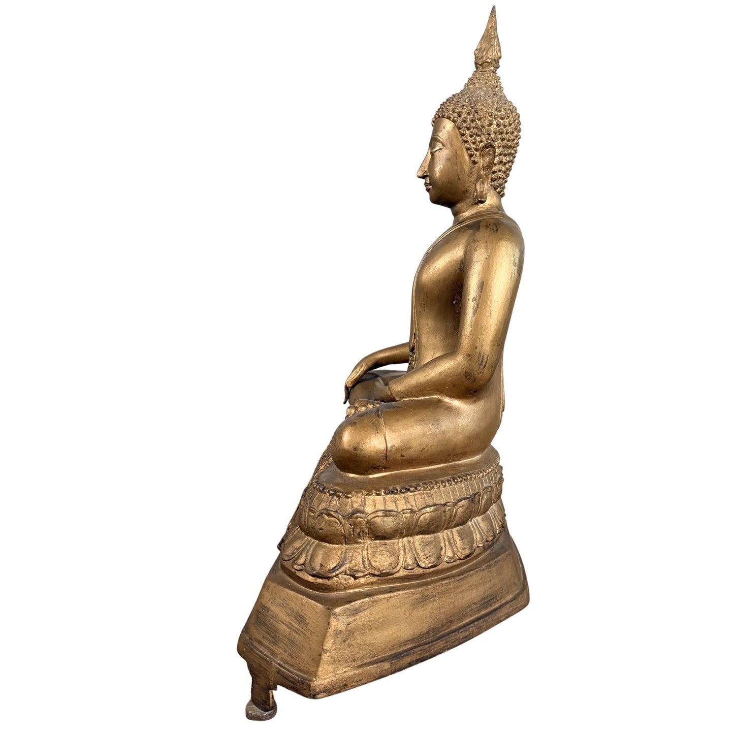 Oude Thaise Boeddha op rijk uitgewerkte lotusvoet met decoratieve details