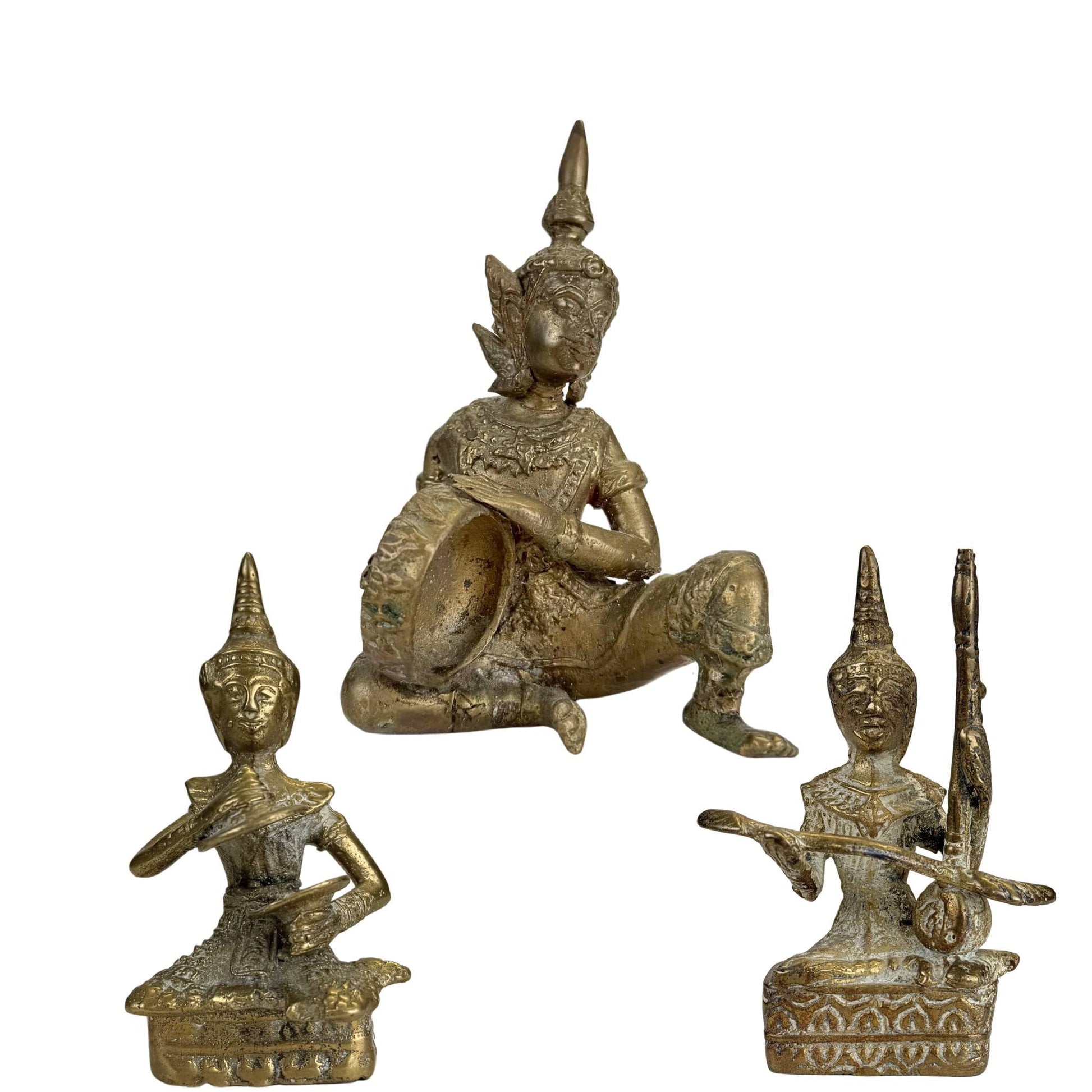Oude Thaise bronzen muzikantenfiguur met traditionele trommel en resten van vergulding