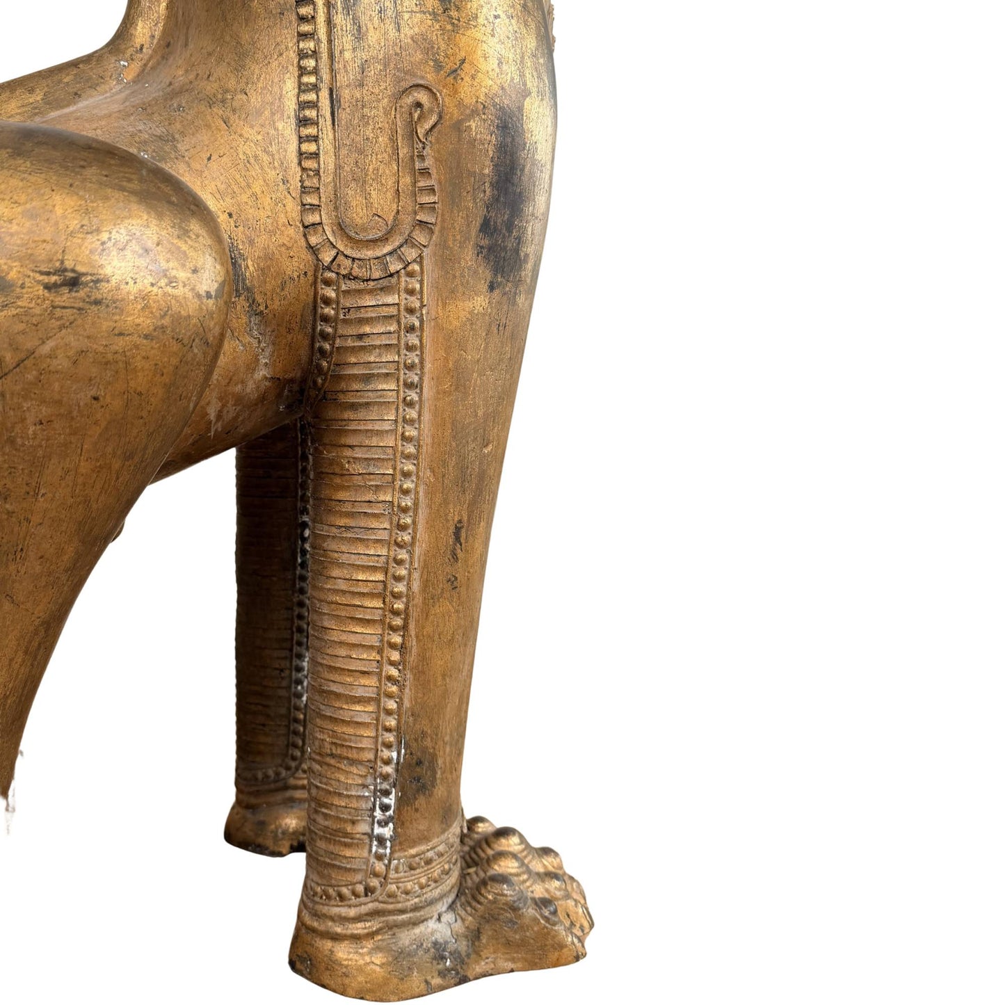 Oude vergulde tempelleeuw uit Siam, antieke Singha met beschermende symboliek en sterke tempeluitstraling