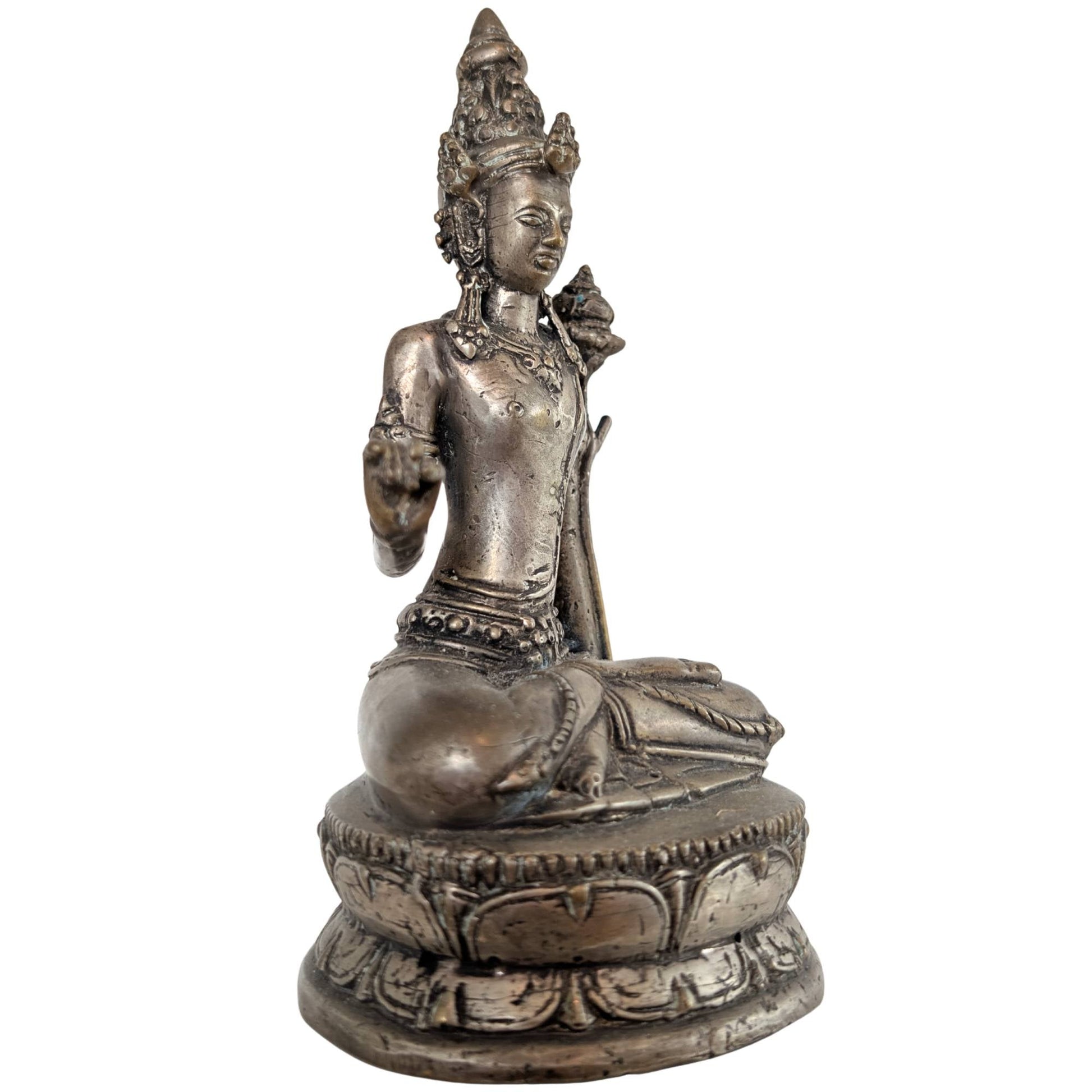 Driekwart aanzicht toont de zilverachtige gunmetal glans van de Padmapani sculptuur.