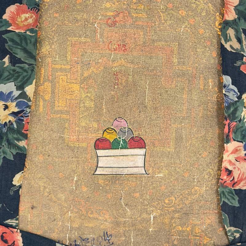 Boeddhistisch kunstwerk met Padmasambhava en gedetailleerde mandala structuur