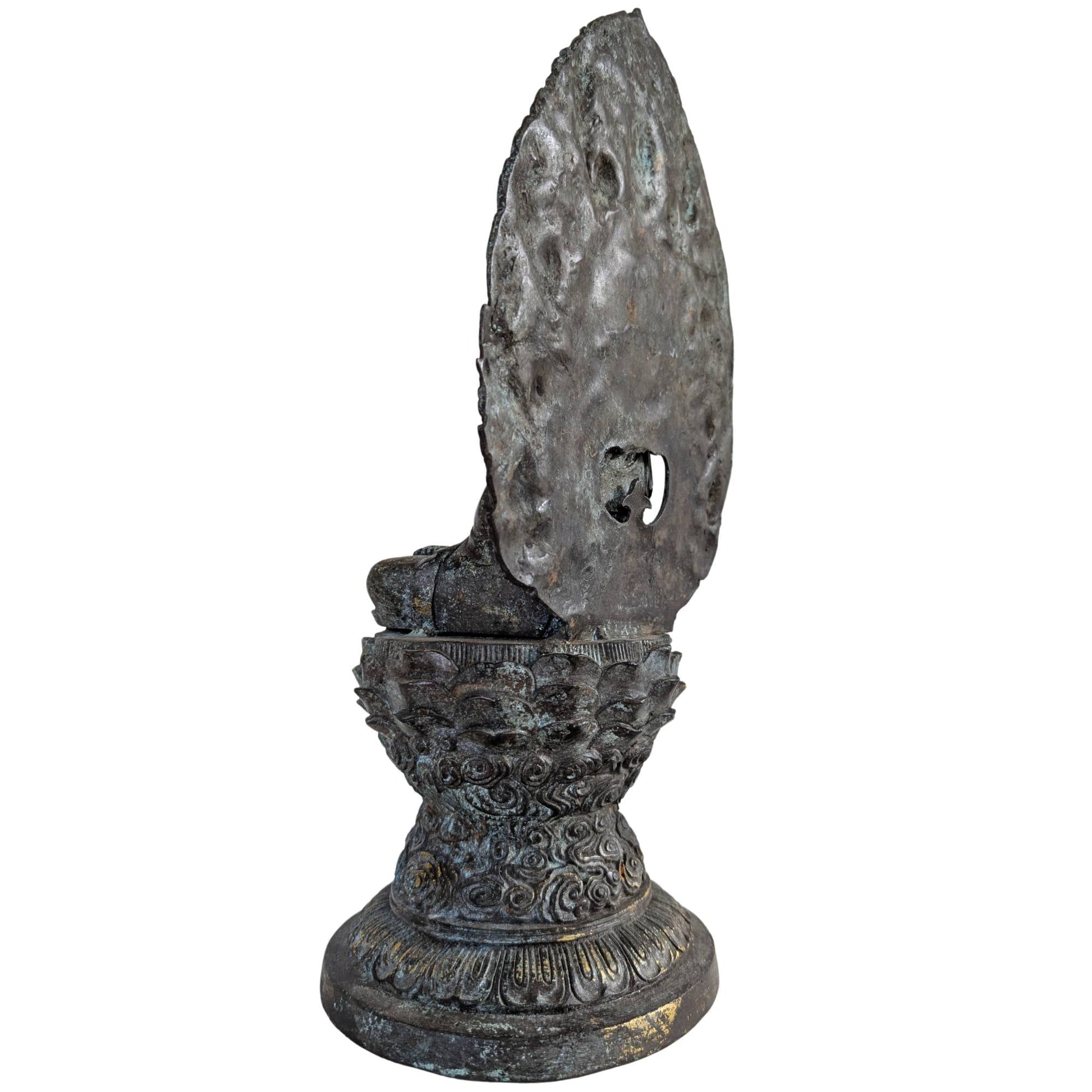 Profielopname van de serene Guanyin figuur die rust uitstraalt in een klassieke houding.