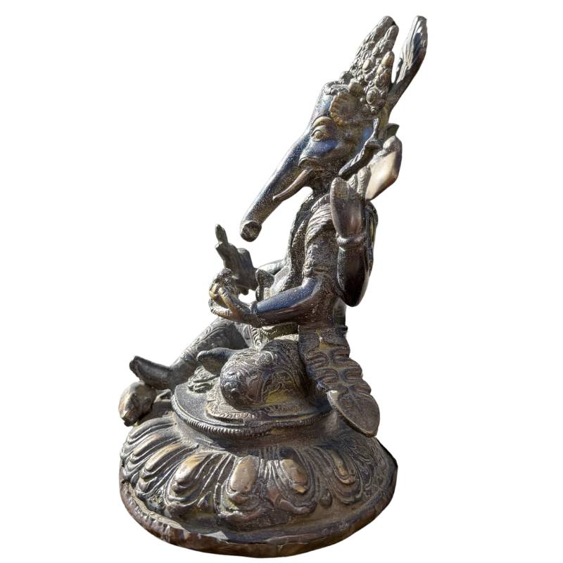 Gedetailleerd zijaanzicht van Ganesha op een lotustroon, uitgevoerd in zwaar kwaliteitsbrons.