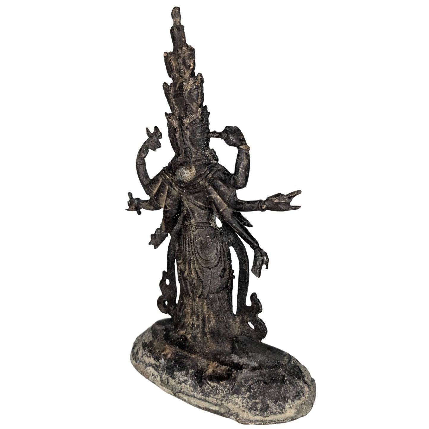 Zijaanzicht van de Sahasrabhuja figuur met meerdere hoofden en spirituele bescherming.